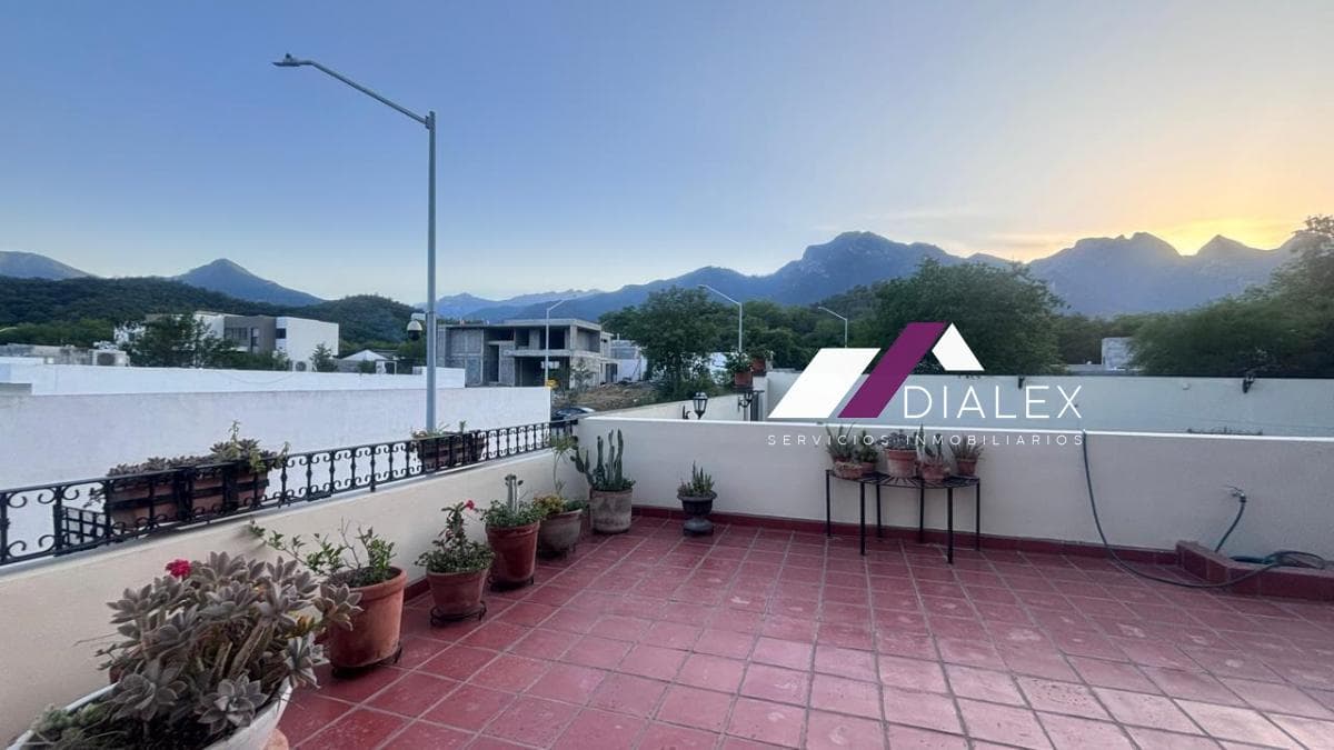 RENTA Residencia de 670 m2 EL CERCADO en Santiago - 4 Recámaras, Cochera 5 autos PANELES SOLARES - 1