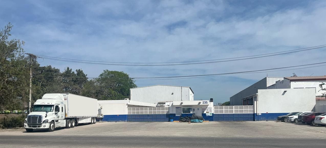 Bodega Industrial En Renta En Las Juntas Con Excelente Ubicacion Y Vigilancia En Puerto Vallarta - 1