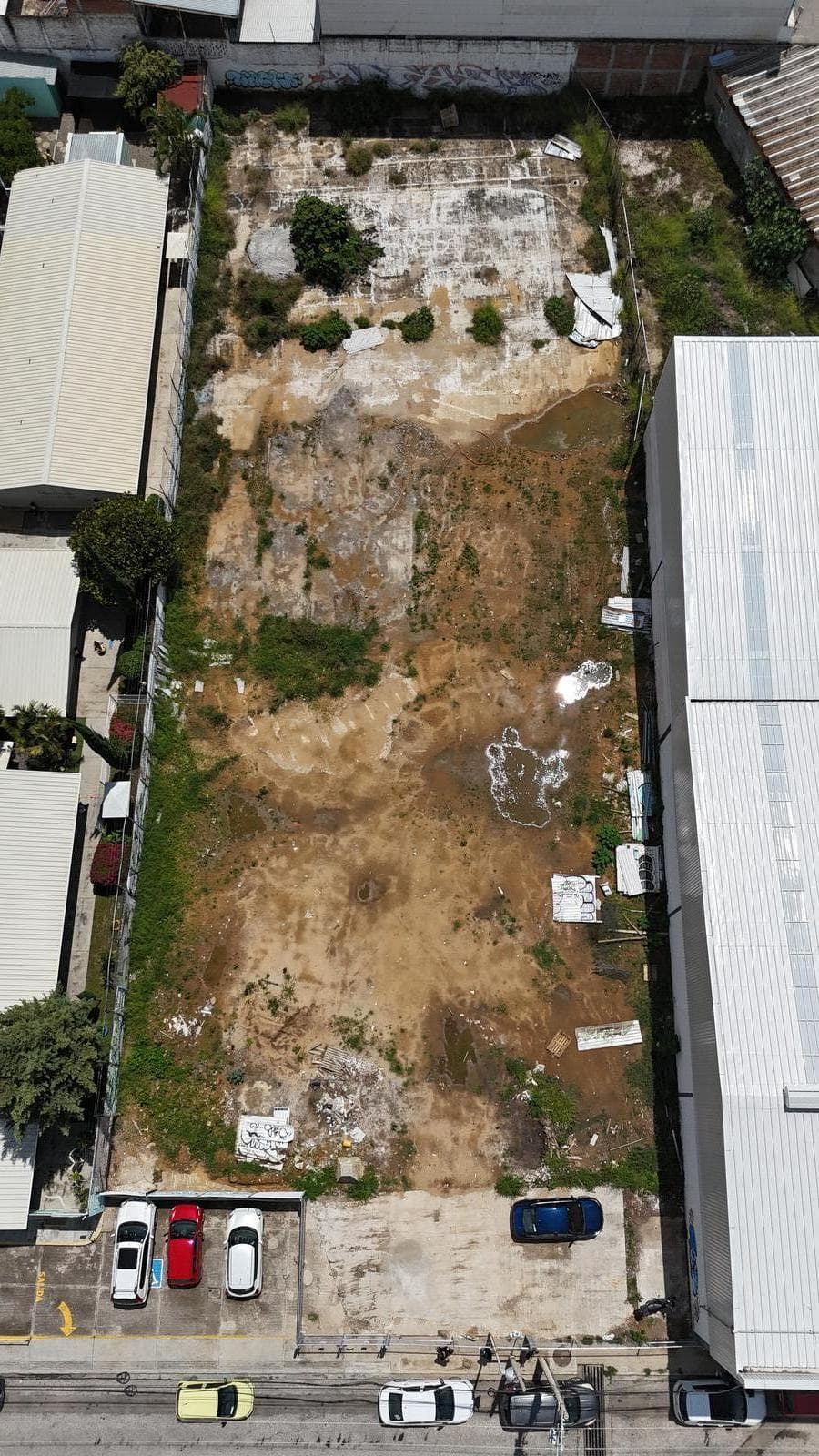Terreno comercial en renta a un costado de Volvo - 1