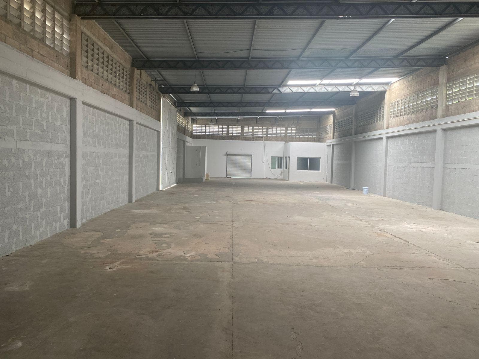 BODEGA COMERCIAL 600M2 SOBRE CARRETERA MERIDA UMAN, ENERGIA BIFASICA, SHOWROOM - 1
