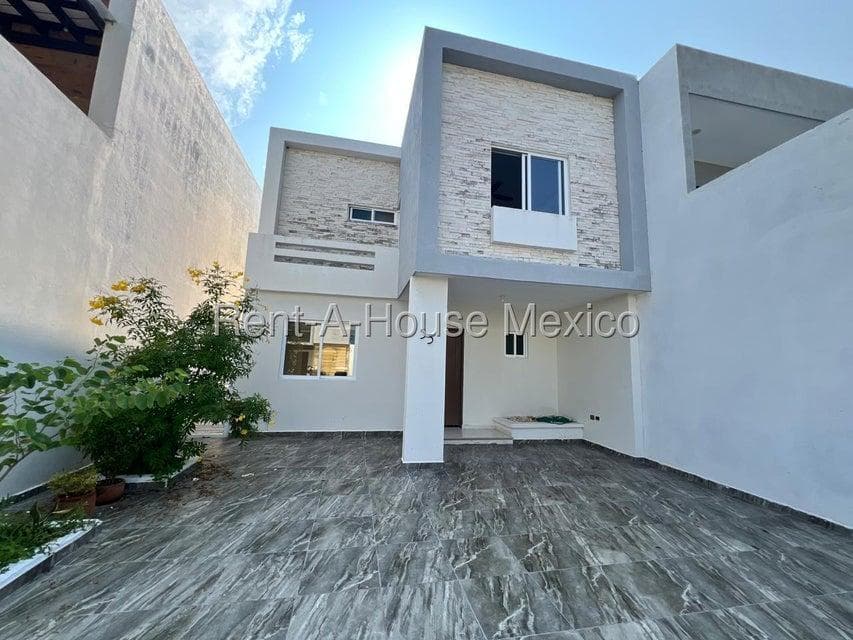 Casa en Renta en Calle Santiago Calatrava , Fraccionamiento Lomas de la Rioja RU 26-638. - 1