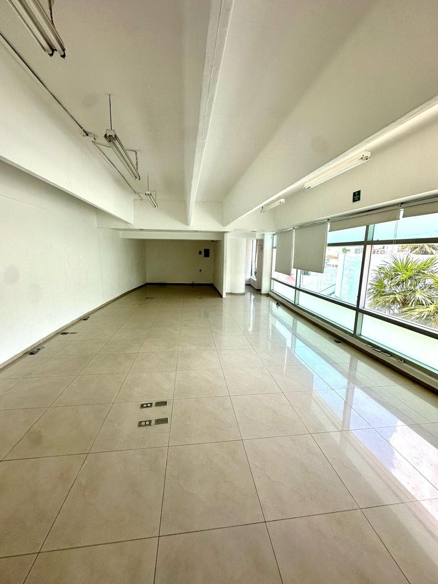 Rento Súper céntrica Oficina frente Puerto Cancún en Av Bonampak de 80m2 sin muebles en 2do Nivel - 1