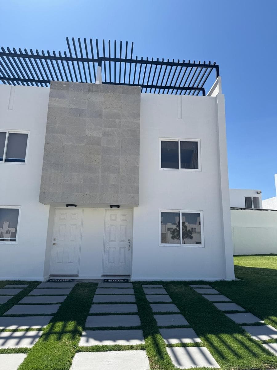 Casa en condominio en renta 3 recámaras cada una con baño - 1