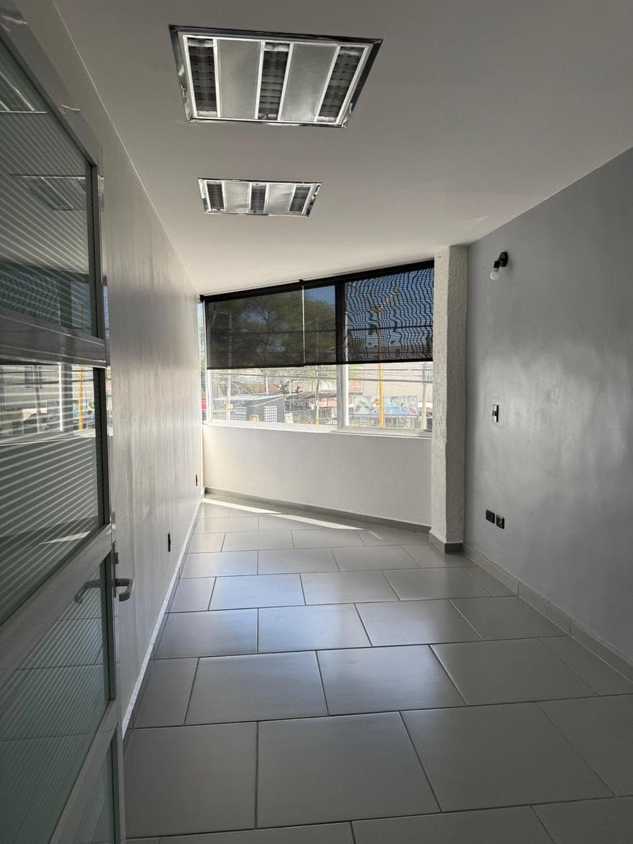 TU OFICINA EN AGUASCALIENTES SOBRE AV HEROE DE NACOZARI SUR CON SERVICIOS INCLUIDOS - 1