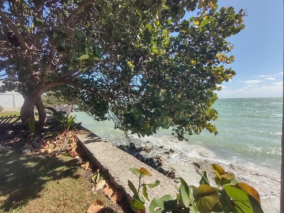 Casa en renta en Calderitas frente al mar 935 m2 - 1