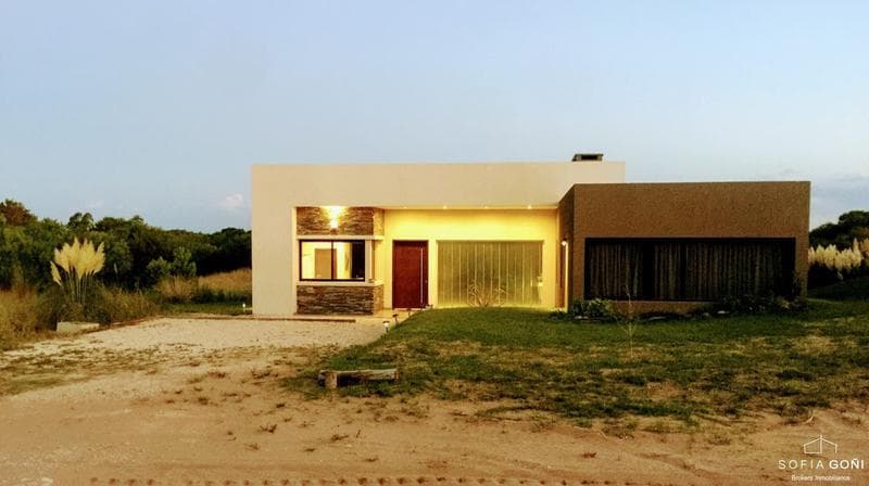 Muy Buena Casa en Residencial I - Costa Esmeralda - 1