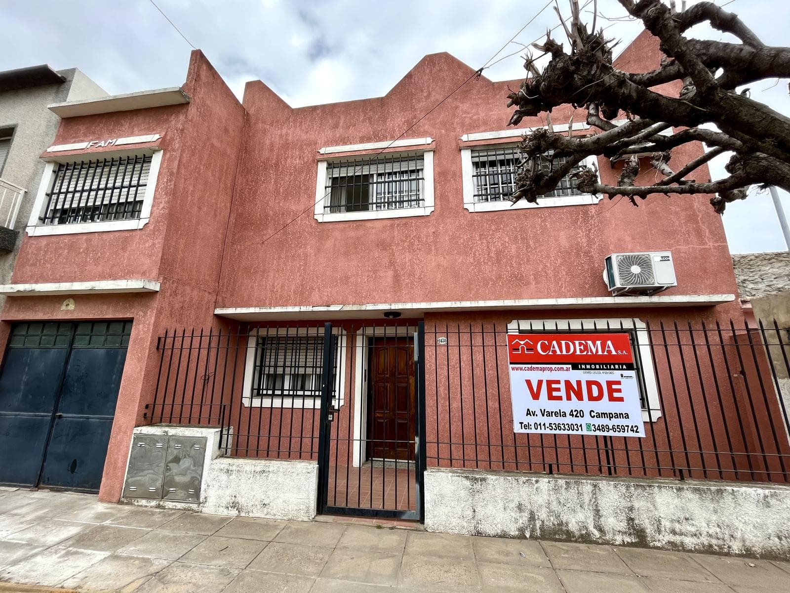 Casa en venta de 6 ambientes, terraza con parrilla, cochera. En centro Zárate. - 1
