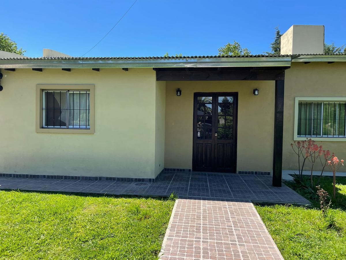 Casa a la venta ubicada en Barrio Parque Sakura - amueblada con 3 habitaciones y 3 baños. - 1