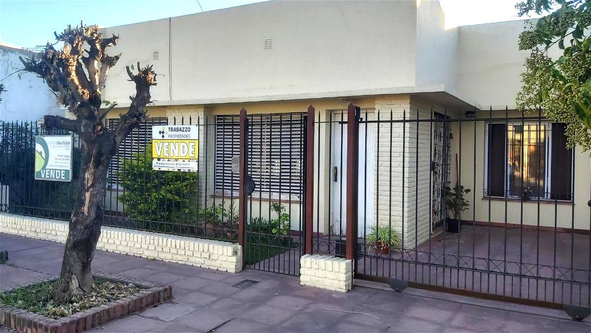 VENTA MUY LINDA CASA CENTRICA EN LOBOS - 1