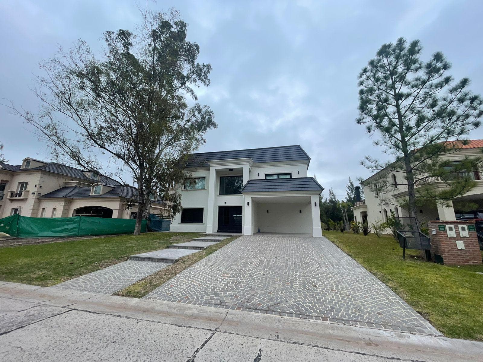 Casa 5 Amb. 358 m² Cub. - Saint Thomas Este - 1