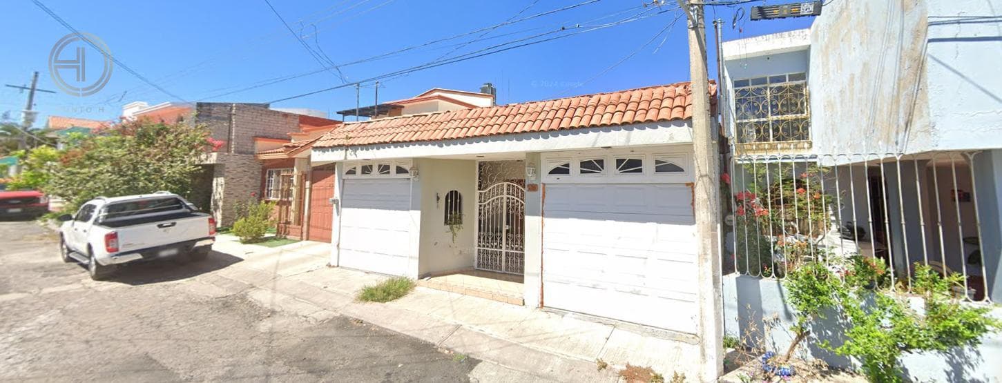 CASA A LA VENTA EN FRACCIONAMIENTO LAS BRISAS, TEPIC, NAYARIT, A 15 MINUTOS DE LA ZONA CENTRO. - 1