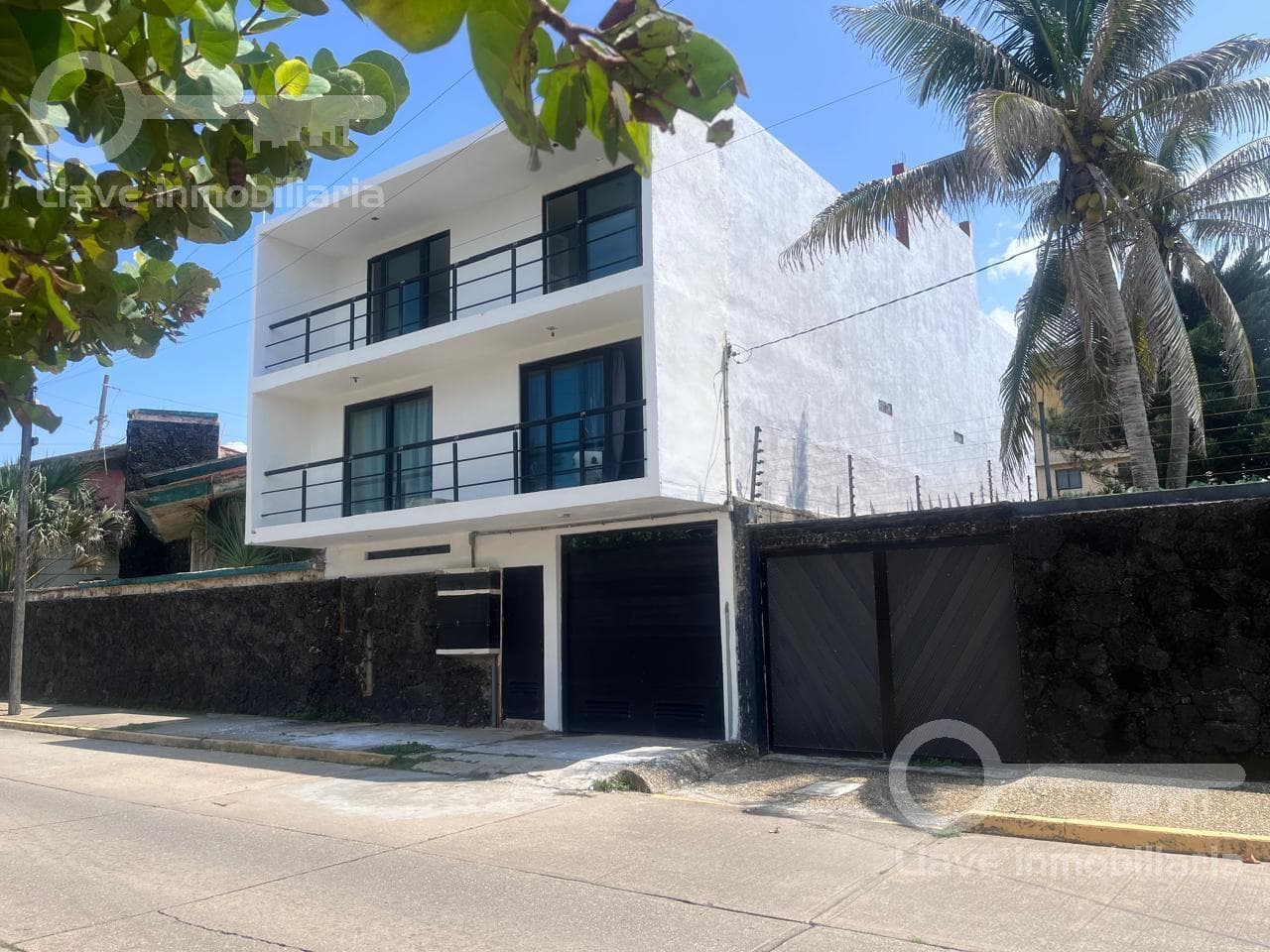 Edificio en Venta de 5 departamentos ubicado en Av.Lazaro Cárdenas, Col. Centro, Coatzacoalcos, Ver. - 1