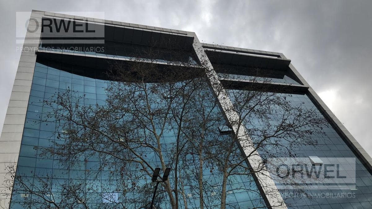 Oficina en excelente Edificio de Super Imagen Corporativa. 5 Cocheras - 1