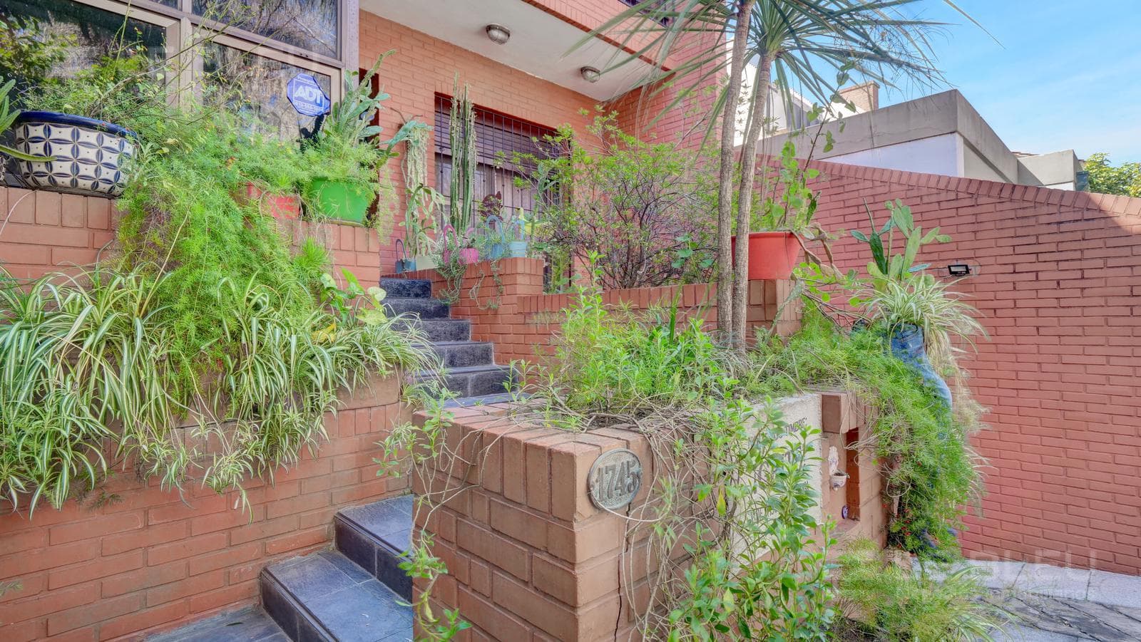 VENTA CASA GRAN TERRENO PILETA QUINCHO ASCENSOR 433 M2 3 COCHERAS - 1