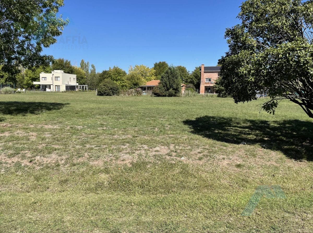 Venta lote / Terreno en Los Alcanfores, Pilar. Amplio, con escritura. Oportunidad! - 1