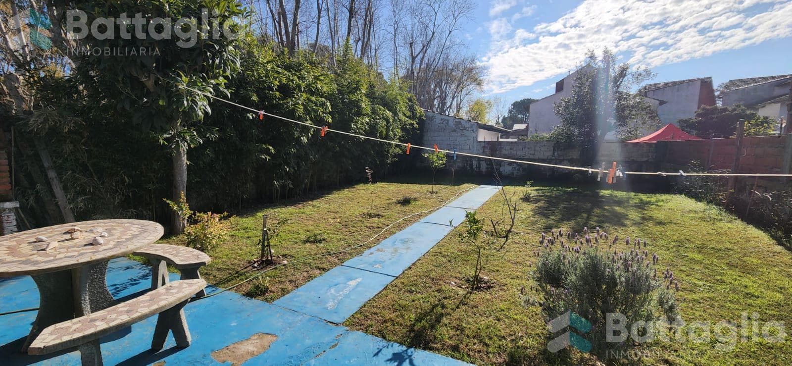Excelente casa de 3 amb con hermoso jardin!!! Acepta permuta de menor valor - 1