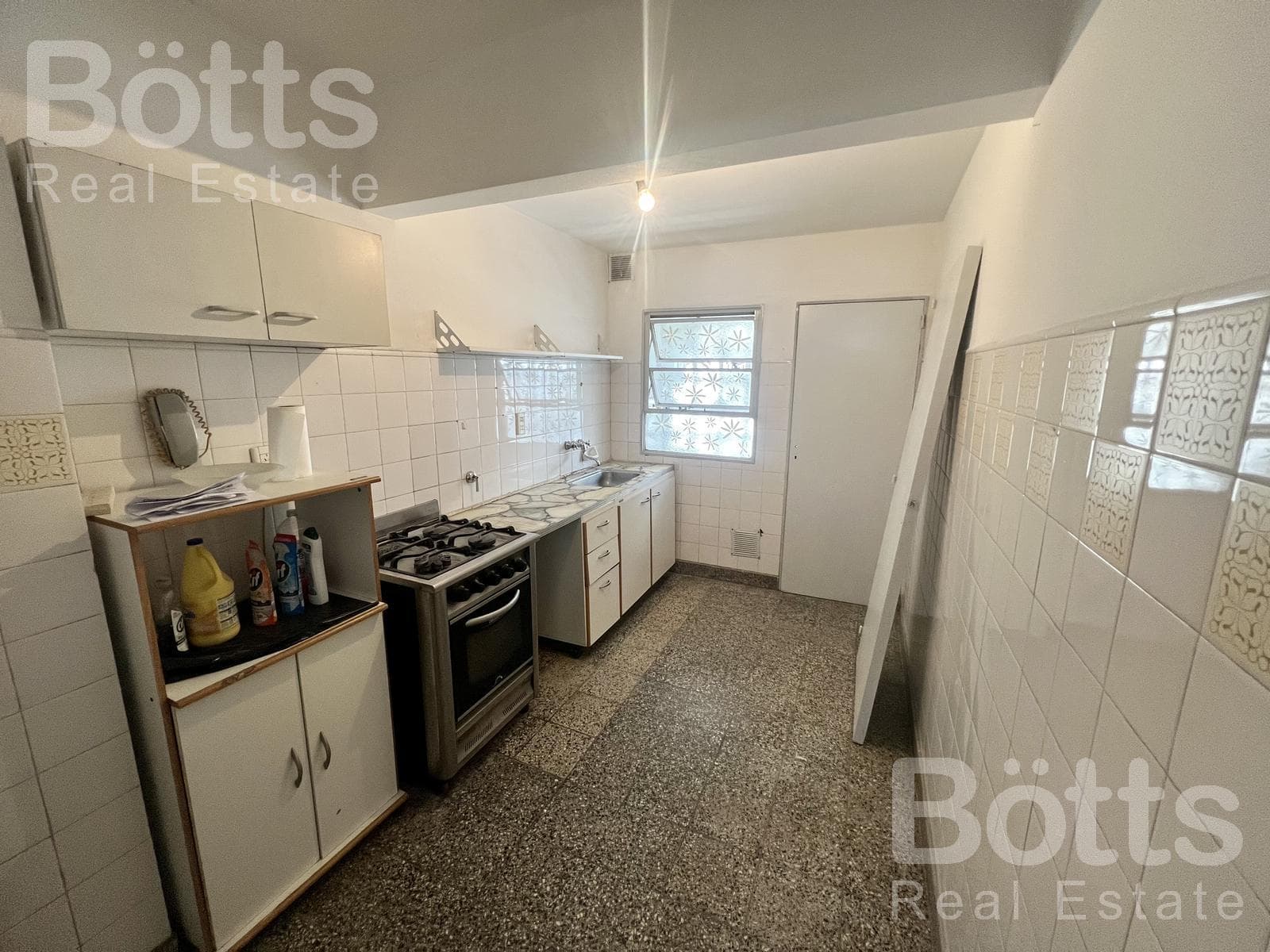 SEMIPISO ALTO 4 AMBIENTES CON COCHERA EN VENTA EN MONTE CASTRO - 1