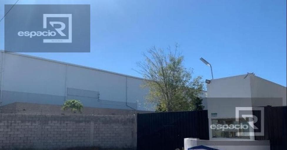 NAVE INDUSTRIAL EN VENTA YA RENTADA SOBRE CARRETERA 45 IRAPU - 1