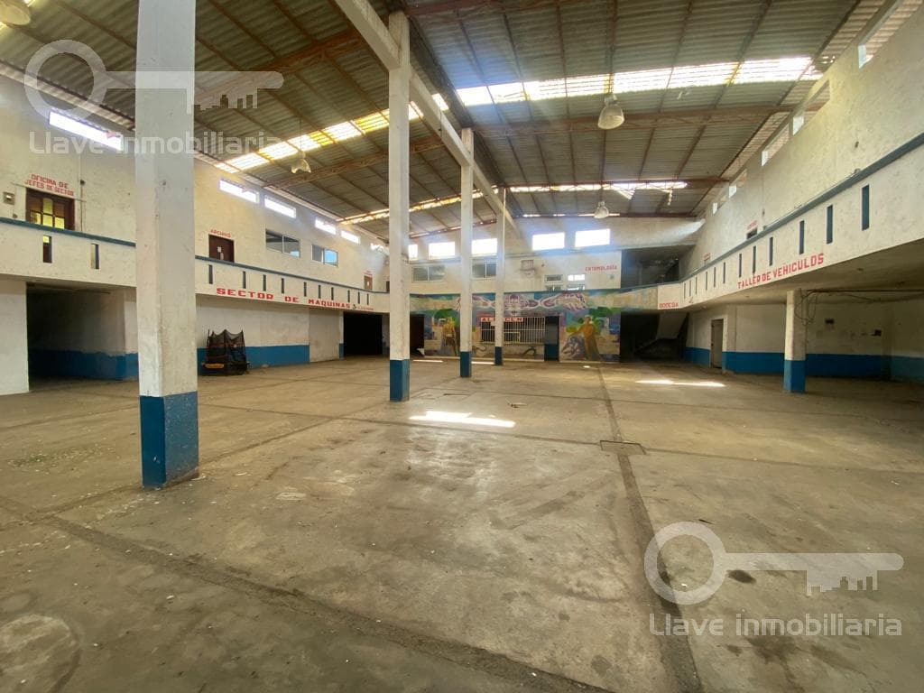 Venta de Bodega Industrial de 3 niveles con 1,500 m2 de Construcción en Av. Primero de Mayo, Col. Frutos de la Revolución, Coatzacoalcos, Ver. - 1