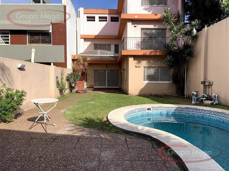 VENTA HERMOSA CASA DE 5 AMBIENTES CON AMPLIOS AMBIENTES, COCHERA PARA DOS AUTOS, PARQUE Y PISCINA - 1