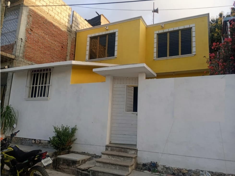 CASA AMPLIA CON TODOS LOS SERVICIOS, RECAMARAS AMPLIAS Y BUEN CLIMA. - 1